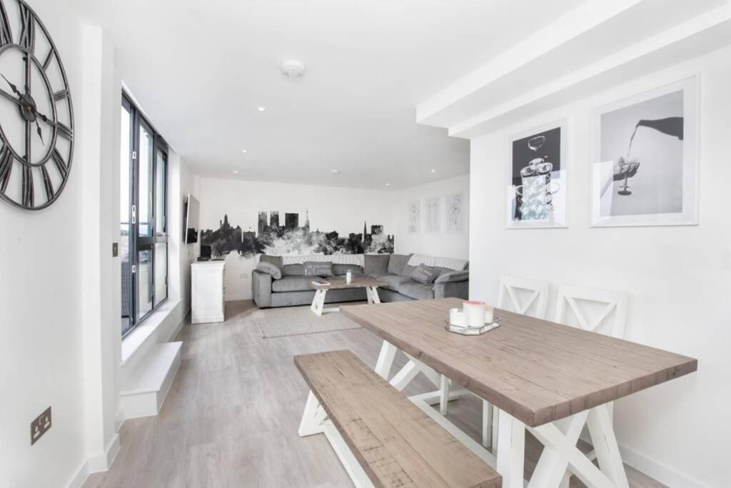 2 Bedroom Penthouse - Large Balcony - Minster View Йорк Экстерьер фото